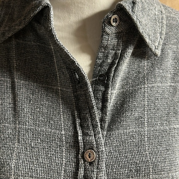 Ladies long sleeve button down Buckle top size medium - Picture 3 of 4